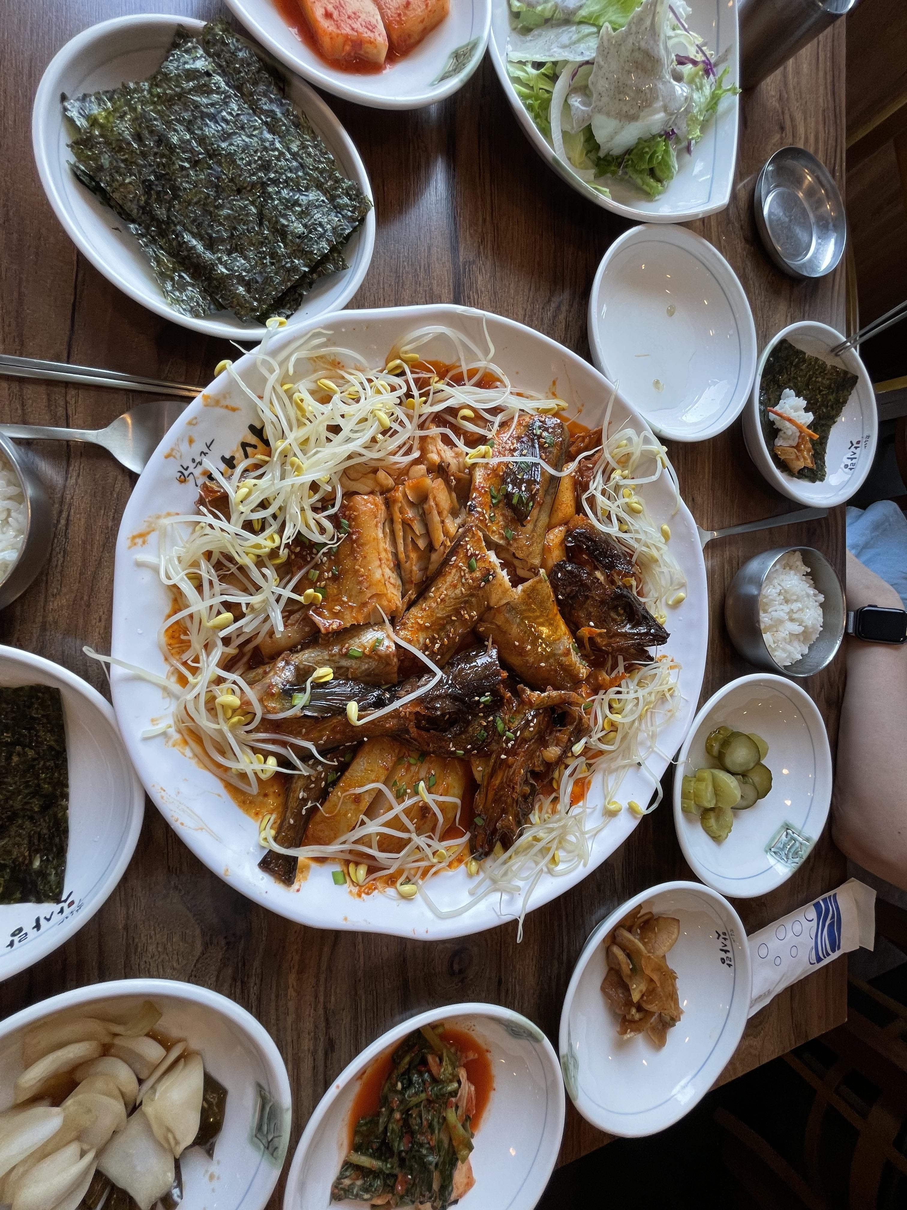 직원분이 알려주신대로 코다리조림 주변에 내려놓은 콩나물