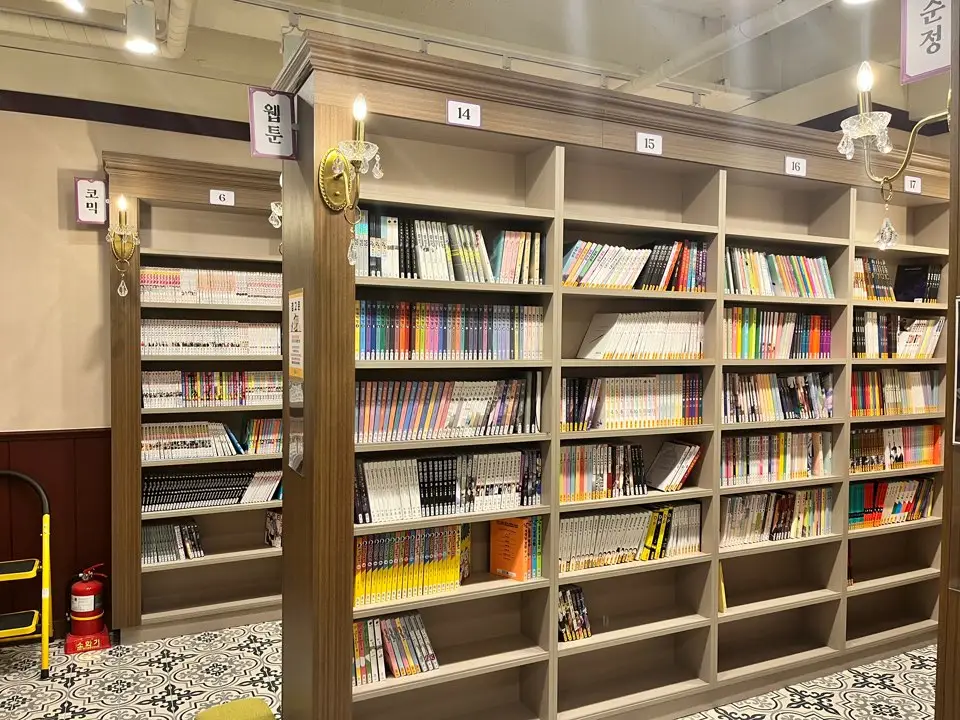 벌툰-만화-카페-책들