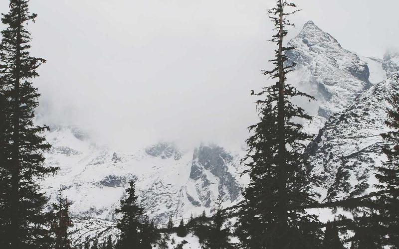 두통으로 고통받는 모습