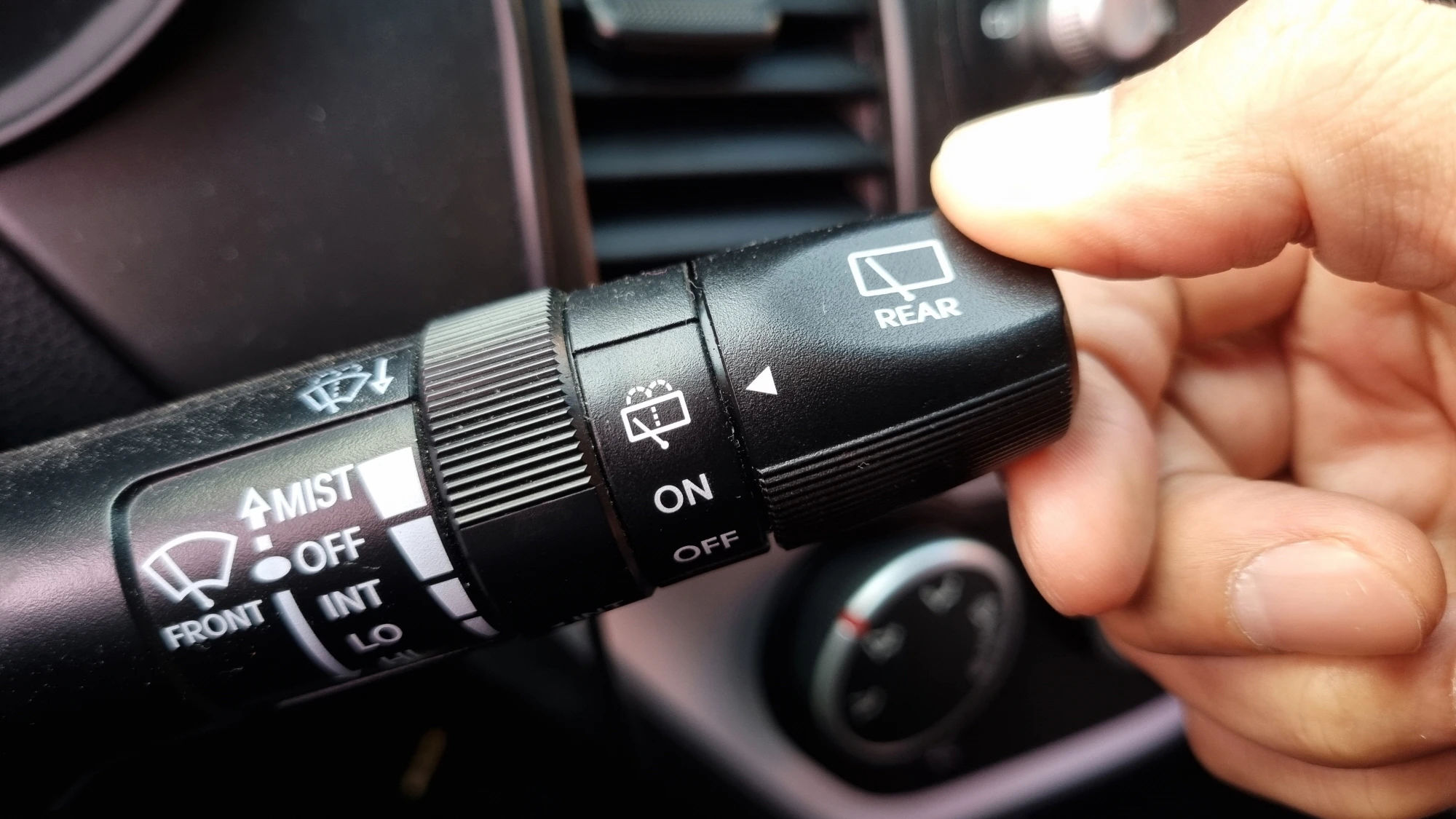 모닝 뒷유리 워셔액 뿌리는 방법