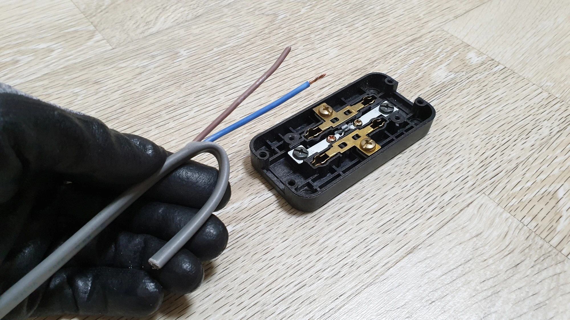 전선 피복 벗긴 모습