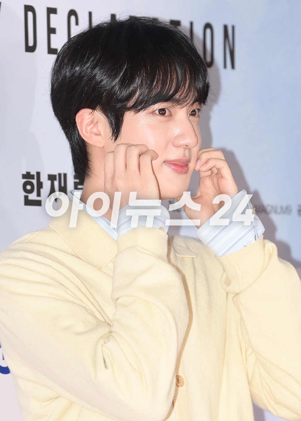 방탄소년단 진이 25일 오후 서울 삼성동 메가박스 코엑스에서 열린 영화 &#39;비상선언&#39;(감독 한재림) VIP 시사회에 참석해 포토타임을 갖고 있다. [사진=정소희 기자]