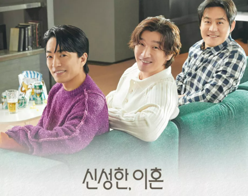 세 남자가 의자에 앉아 몸을 돌려 한 방향을 같이 쳐다보는 모습