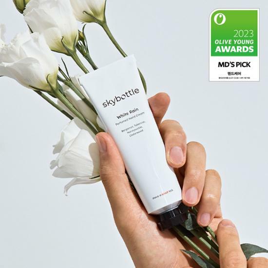 손에들고있는 핸드크림과 하얀장미