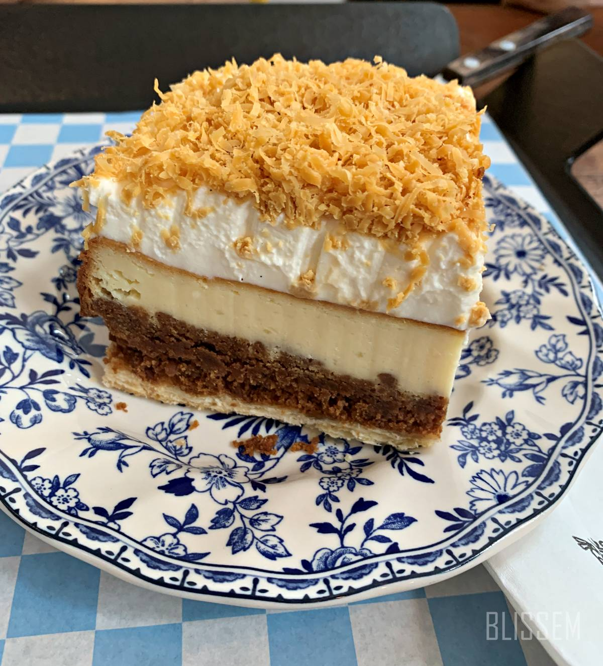 더현대팝업-브레니파이칸틴-용리단길카페-용리단길맛집-용산카페추천-용산맛집-핫한카페-파이맛집-과일케이크