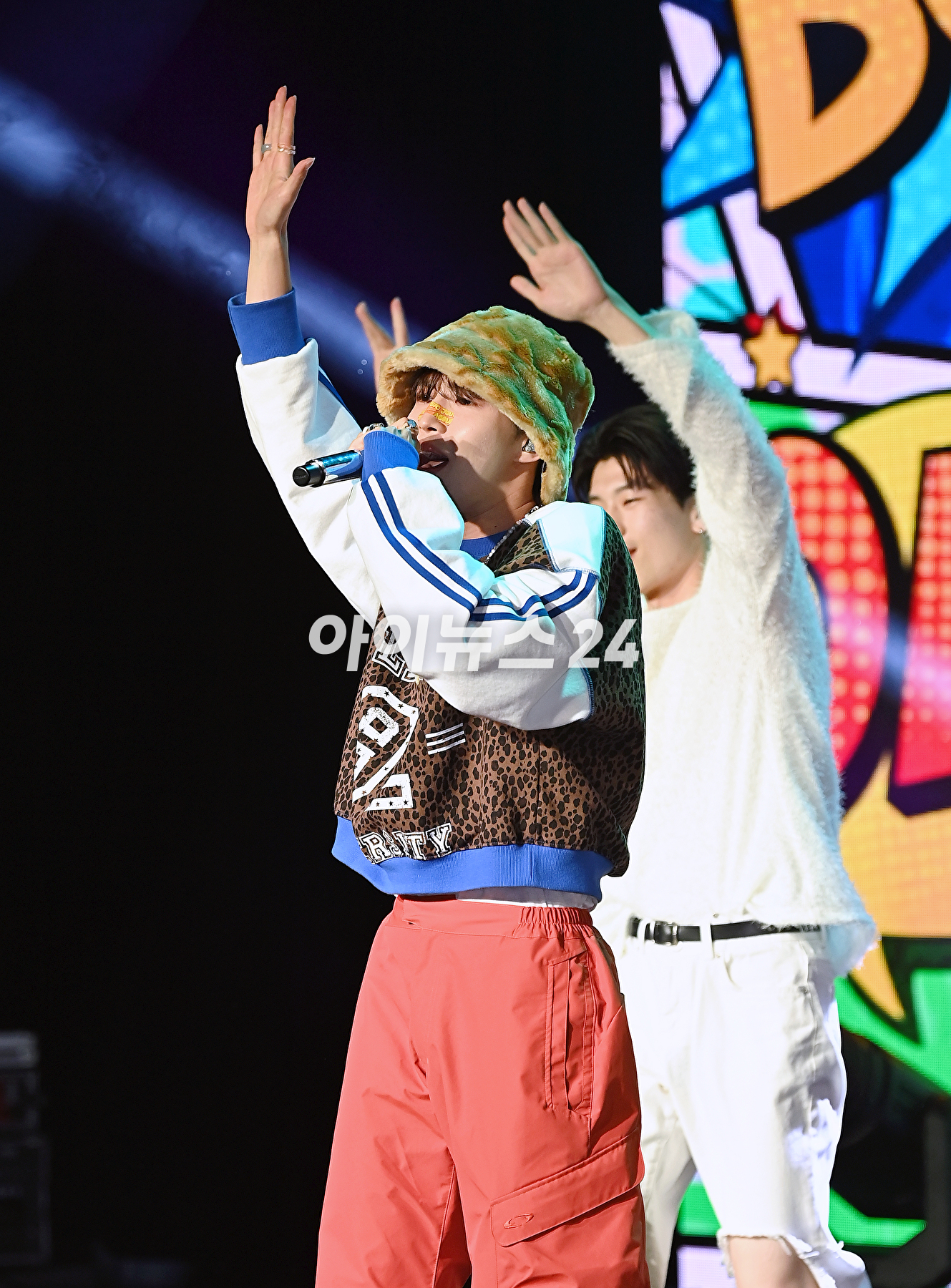 가수 김재환이 20일 오후 서울 강남구 일지아트홀에서 열린 여섯 번째 미니앨범 'J.A.M(잼) 발매 기념 미디어 쇼케이스에서 포토타임을 갖고 있다. [사진=곽영래 기자]