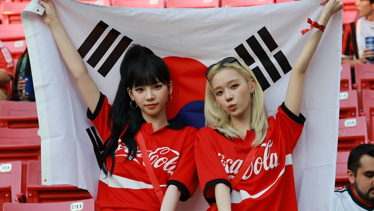 2026 북중미 월드컵 중계 보는 법 총정리｜TV&middot;모바일&middot;무료 시청 방법까지 전 세계 축구 팬들이 기다리는 2026 FIFA 북중미 월드컵이 드디어 다가오고 있습니다. 대한민국 축구 국가대표팀 역시 본선 무대를 밟게 되면서 국내 팬들의 관심도 뜨거워지고 있는데요. 하지만 막상 월드컵이 시작되면 &amp;quot;어디서 중계를 보지?&amp;quot; &amp;quot;무료로 볼 수 있을까?&amp;quot; &amp;quot;휴대폰으로 시청할 수 있나?&amp;quot; 라는 궁금증이 생기기 마련입니다. 오늘은 2026 월드컵 중계를 가장 편하게 보는 방법을 정리해보겠습니다. 2026 월드컵은 언제 열릴까? 2026 FIFA 북중미 월드컵은 개막일 : 2026년 6월 11일 결승전 : 2026년 7월 19일 까지 진행됩니다. 이번 대회는 미국&amp;#44; 캐나다&amp;#44; 멕시코가 공동 개최하며&amp;#44; 사상 처음으로 48개국이 참가하는 월드컵으로 열립니다. 국내 TV 중계는 어디서 볼 수 있을까? 아직 FIFA와 국내 방송사의 최종 중계권 계약이 모두 공개되지는 않았지만&amp;#44; 역대 월드컵 사례를 보면 다음 방송사들이 중계를 맡을 가능성이 높습니다. 예상 중계 방송사 KBS MBC SBS 2022 카타르 월드컵 역시 지상파 3사가 공동 중계를 진행했습니다. 따라서 TV만 있다면 별도의 추가 비용 없이 월드컵을 시청할 수 있을 가능성이 큽니다. 스마트폰으로 보는 방법 요즘은 TV보다 모바일 시청을 선호하는 팬들도 많습니다. 월드컵 모바일 중계는 보통 다음 플랫폼을 통해 제공됩니다. 모바일 시청 플랫폼 방송사 공식 앱 OTT 서비스 스포츠 중계 앱 특히 대한민국 경기의 경우 실시간 채팅과 하이라이트 기능까지 제공되는 경우가 많습니다. 출퇴근길이나 여행 중에도 편하게 응원할 수 있다는 장점이 있습니다. OTT로 월드컵 보기 최근 스포츠 중계의 중심은 OTT로 이동하고 있습니다. 국내에서는 다음과 같은 플랫폼들이 후보로 거론됩니다. OTT 중계 가능 플랫폼 웨이브(Wavve) 쿠팡플레이 티빙(TVING) 다만 중계권 계약에 따라 실제 제공 여부는 달라질 수 있으므로 대회 개막 전 반드시 확인하는 것이 좋습니다. 무료 시청도 가능할까? 네&amp;#44; 가능합니다. 지상파 방송이 중계를 맡는다면 누구나 무료로 시청할 수 있습니다. 무료 시청 방법 TV 지상파 방송 방송사 공식 홈페이지 방송사 모바일 앱 별도의 유료 가입 없이도 대한민국 대표팀 경기를 응원할 수 있는 셈입니다. 해외에서 월드컵 보는 방법 해외 거주 중인 경우에는 국가별 공식 중계 플랫폼을 이용하면 됩니다. 대표적인 해외 중계사는 다음과 같습니다. 해외 주요 중계사 미국 : FOX Sports 영국 : BBC&amp;#44; ITV 일본 : NHK&amp;#44; TV Asahi 거주 국가에 따라 중계 채널이 달라질 수 있으니 사전에 확인하는 것이 중요합니다. 대한민국 경기 알림 설정하는 법 월드컵은 대부분 새벽 시간대에 열릴 가능성이 높습니다. 놓치지 않기 위해서는 알림 설정을 추천합니다. 알림 설정 방법 스마트폰 캘린더 등록 스포츠 앱 알림 설정 포털 경기 일정 구독 특히 대한민국 경기만 따로 등록해두면 편리하게 응원할 수 있습니다. 월드컵을 더 재미있게 즐기는 팁 월드컵은 혼자 보는 것도 좋지만 함께 즐길 때 더욱 재미있습니다. 추천 방법은 다음과 같습니다. 가족과 함께 TV 시청 친구들과 응원 모임 치킨과 야식 준비 거리응원 참여 응원 유니폼 착용 특히 대한민국 대표팀 경기 날에는 전국 곳곳에서 뜨거운 응원 열기를 느낄 수 있을 것으로 기대됩니다. 마무리 2026 북중미 월드컵은 역대 최대 규모로 펼쳐지는 만큼 중계 방식도 더욱 다양해질 전망입니다. TV&amp;#44; 모바일&amp;#44; OTT 등 자신의 생활 패턴에 맞는 방법을 미리 준비해두면 대한민국 대표팀의 소중한 순간을 놓치지 않고 함께할 수 있습니다. 손흥민과 태극전사들이 만들어갈 새로운 월드컵의 역사를&amp;#44; 가장 편한 방법으로 즐겨보시기 바랍니다. SEO 키워드 월드컵 중계 보는 법&amp;#44; 2026 월드컵 중계&amp;#44; 월드컵 무료 시청&amp;#44; 대한민국 축구 중계&amp;#44; 월드컵 OTT&amp;#44; 월드컵 모바일 시청&amp;#44; 월드컵 TV 중계&amp;#44; 북중미 월드컵 중계&amp;#44; 손흥민 경기 중계&amp;#44; 월드컵 시청 방법