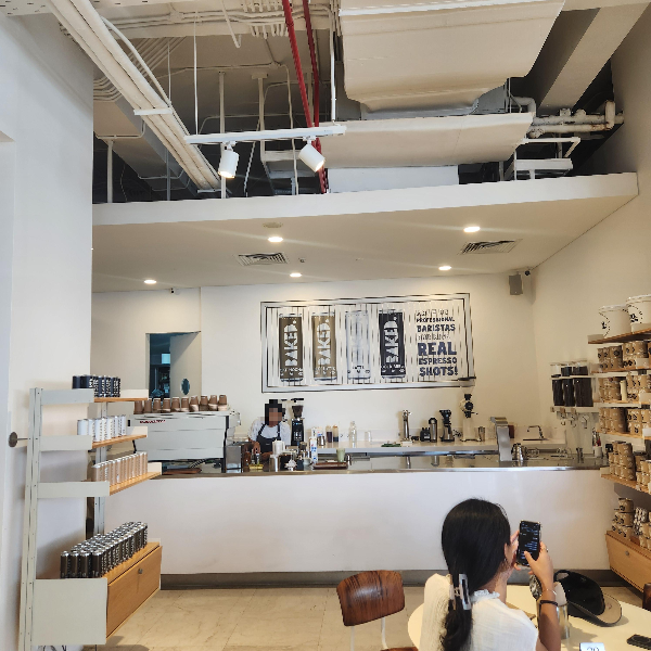 커피를 추출하는 바리스타.