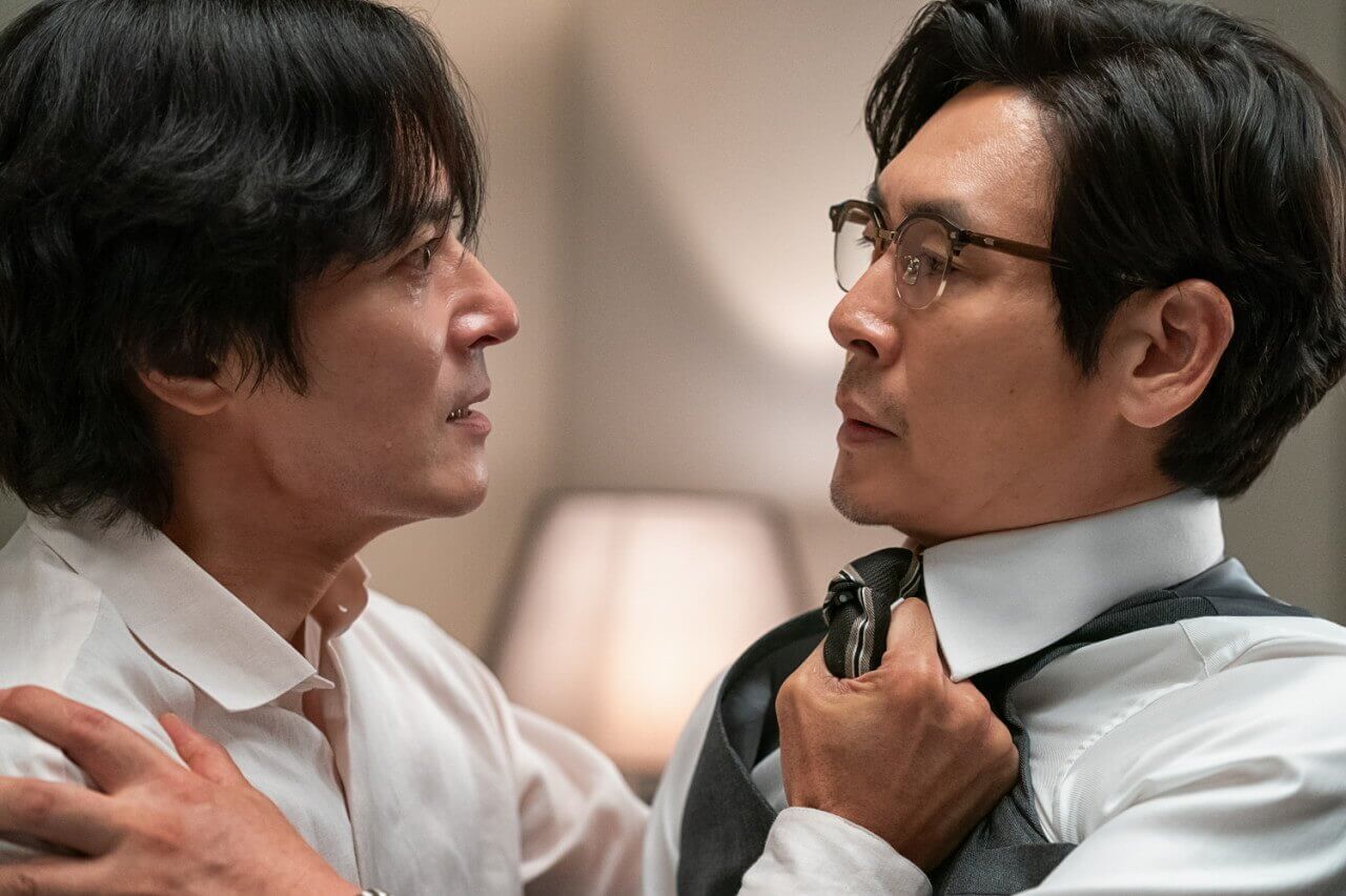 마지막 식사 장소에서 이성을 잃은 재규가 재완의 멱살을 잡고 있다