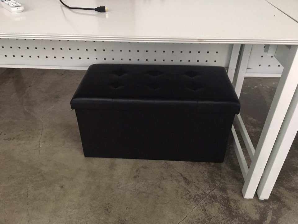 책상 아래에 배치된 BLMG 블루밍홈 접이식 수납스툴의자 블랙 컬러