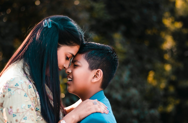 엄마와 아들이 이마를 맞대고 감정을 나누는 따뜻한 순간