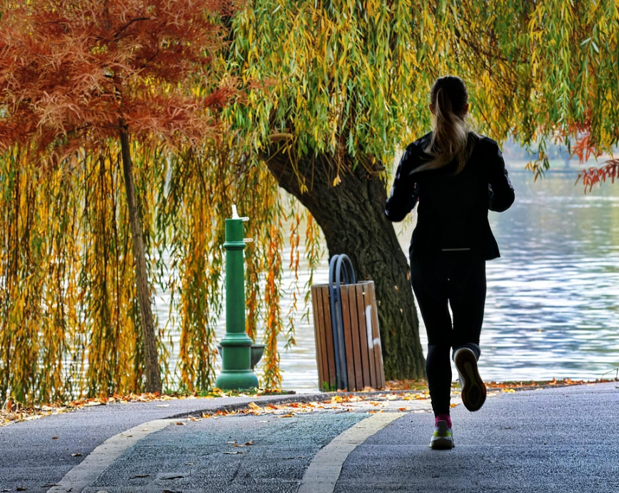 강이 보이는 풍경에서 조깅하는 여성 사진