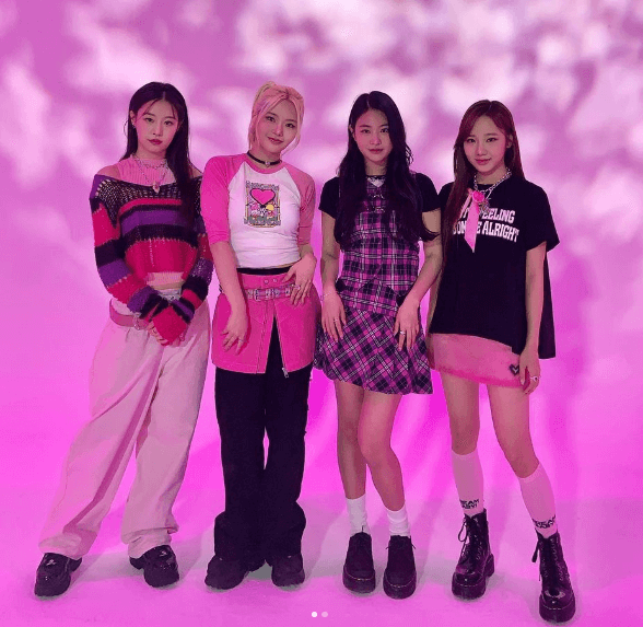 피프티 피프티 멤버들의 단체사진