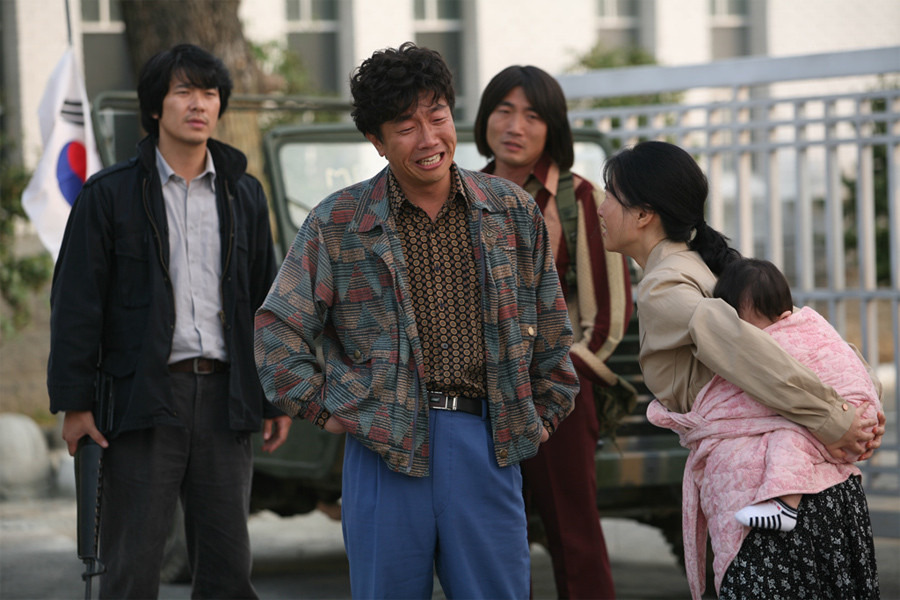 평범한 사람들의 용기, 도시의 침묵, 그리고 이어져야 할 기억 — 영화 ‘화려한 휴가’