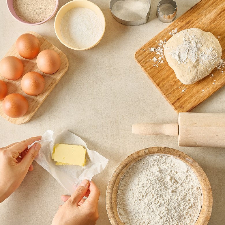 이미지 출처: AI 생성 이미지(콘텐츠 이해를 돕기 위한 시각 자료, 실제 인물을 특정하지 않은 AI 생성 이미지)
제과기능사 실기 준비를 위한 밀가루, 달걀, 버터 등 기본 재료와 반죽 과정 모습