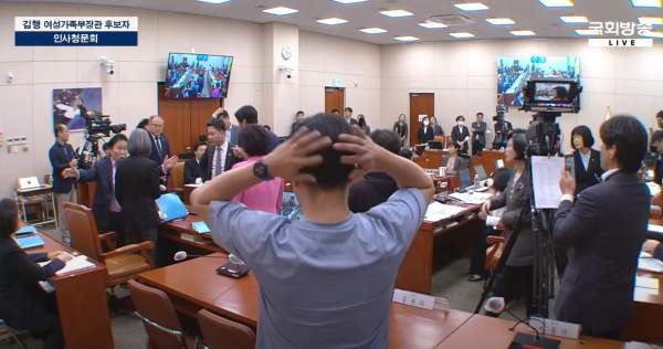 김행 태도 논란