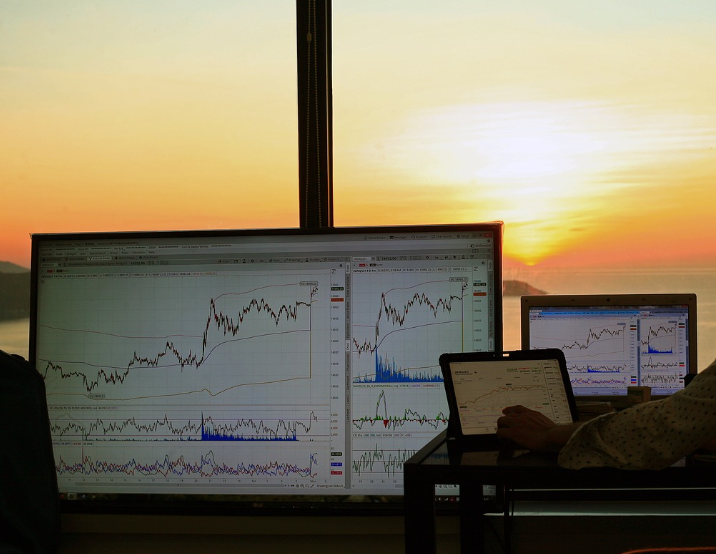 금 투자는 불안정한 경제 상황 속에서 안전자산으로 각광받고 있습니다. 실제로 많은 사람들이 이렇게 차트를 보며 금 시세의 등락에 촉각을 세우고 있습니다.