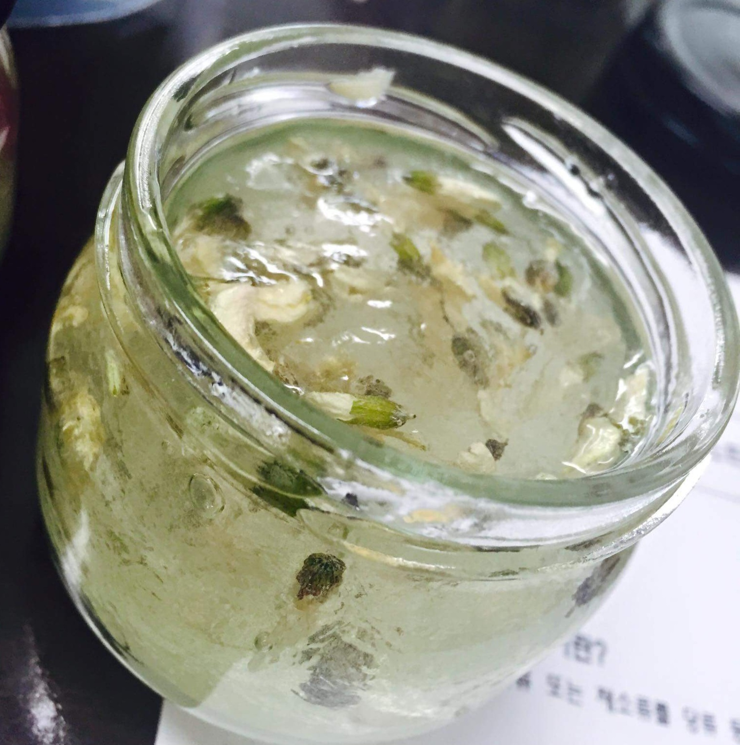 투명한 유리잔에 담긴 아카시아꽃차