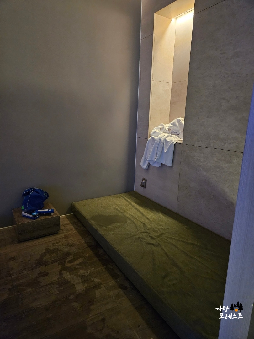 안다즈 서울 강남 수영장 침대