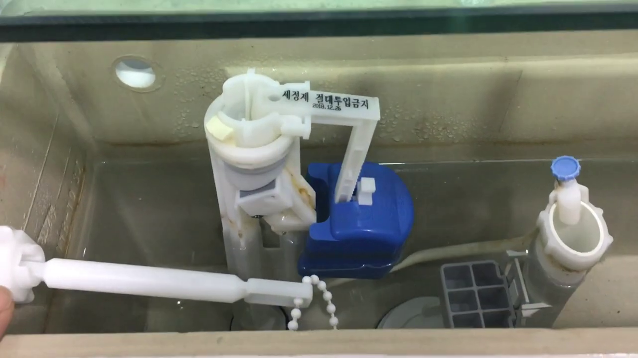 아래 수도꼭지를 감그고 학인, 누수라면 물이 점점 줄어든다