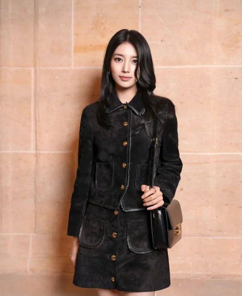 수지셀린느, 수지공항패션, 수지귀국패션, 수지패션, 수지트리옹프백, 셀린느트리옹프, 셀린느가방추천, 셀린느공항룩, 셀린느코디, 셀린느앰버서더, 뷔셀린느, 박보검셀린느, 셀린느25ss, 파리패션위크2025, 수지패션분석, 수지셀린느룩, 수지착장정보, 셀럽공항패션, 셀럽명품가방, 여자공항패션, 명품패션, 명품가방추천, 프렌치시크룩, 꾸안꾸공항패션