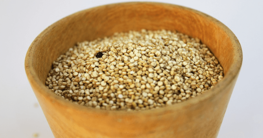 나무 그릇에 담겨 있는 아마란스