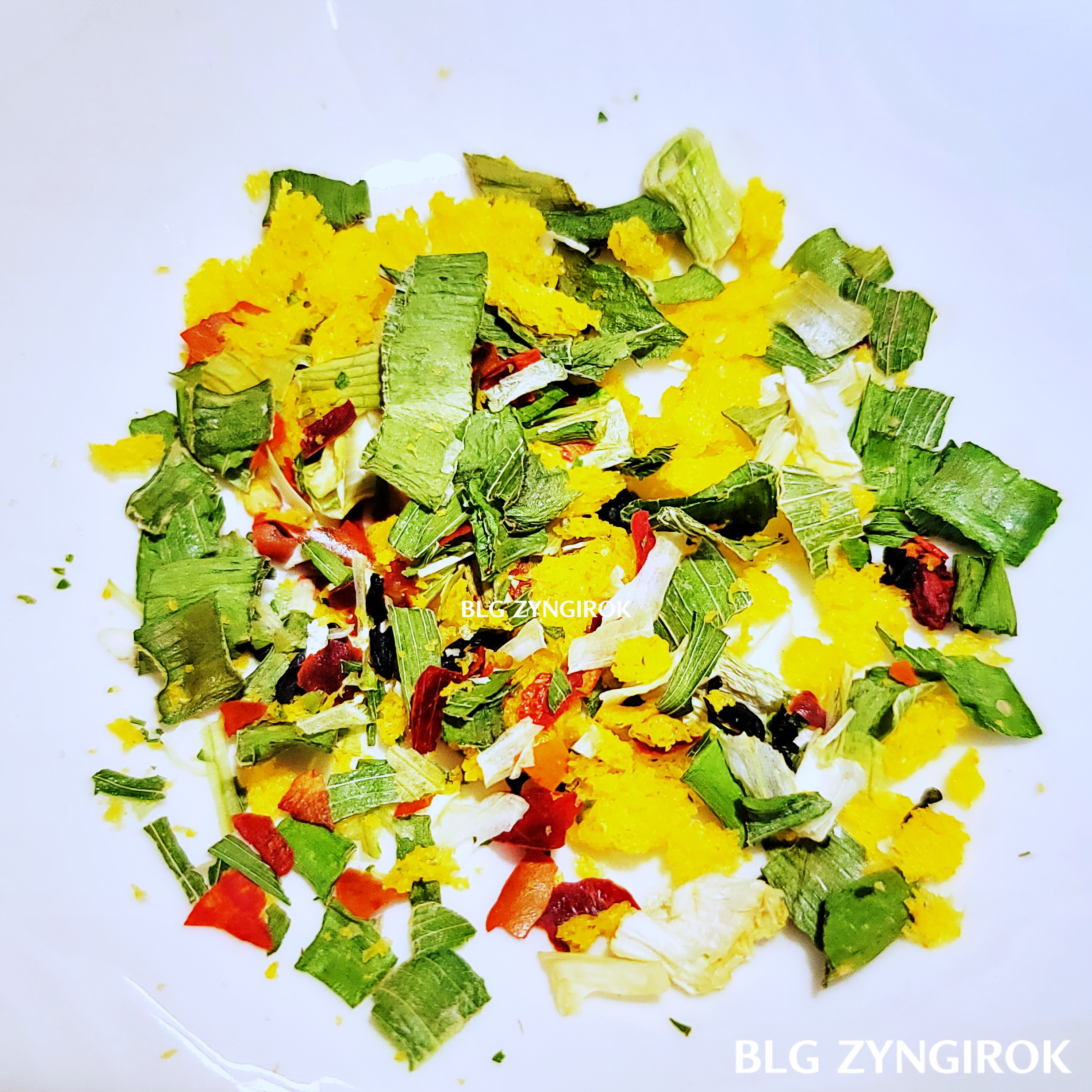 후레이크의-모습이다.-노란-건조-계란이-있는것을-볼-수-있다.