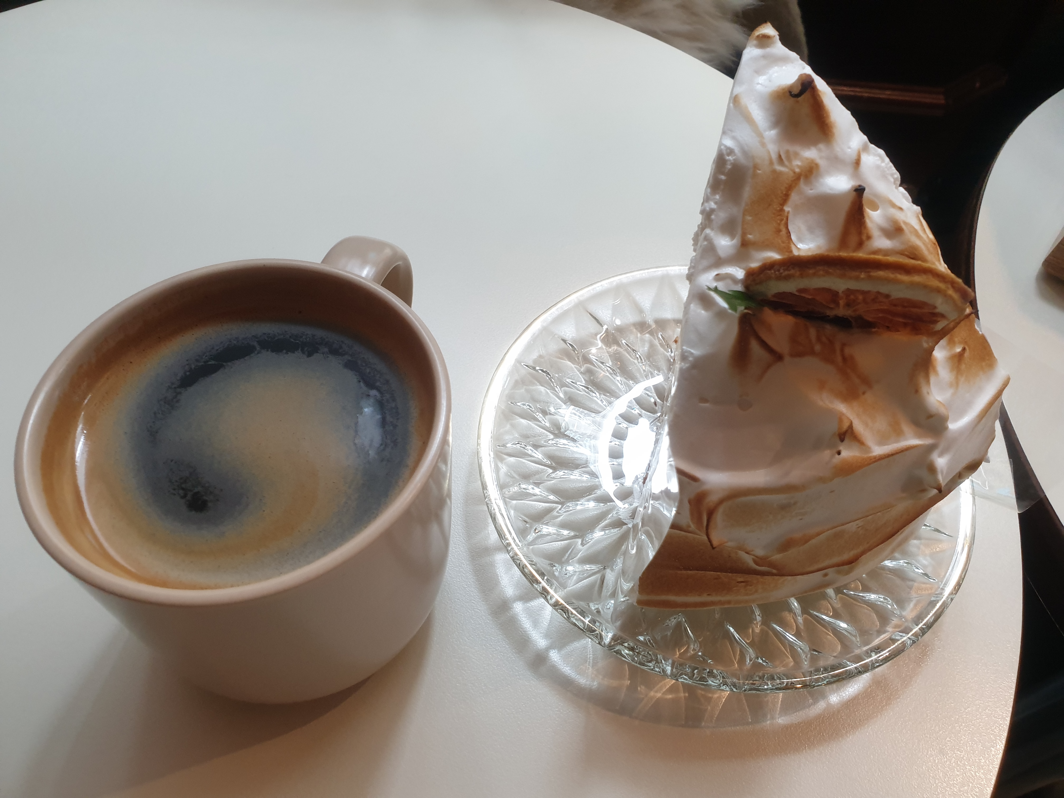 주문한 커피와 케익