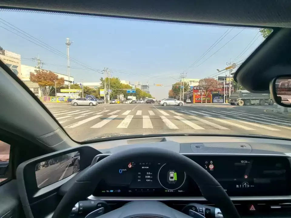 아이오닉 6는 다른 전기차들처럼 정차 중에는 고요합니다.