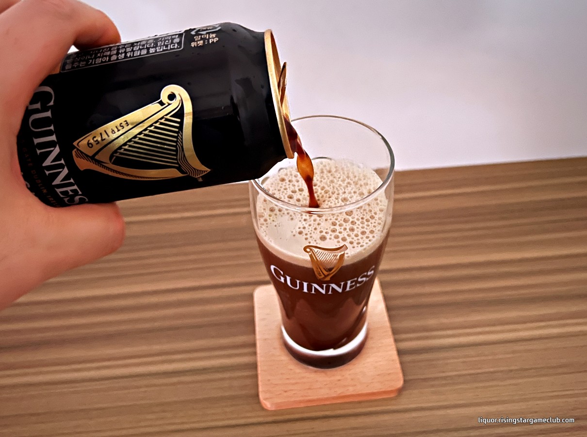 기네스 드레프트(GUINNESS Draught) 캔을 기네스 전용잔에 따르는 사진