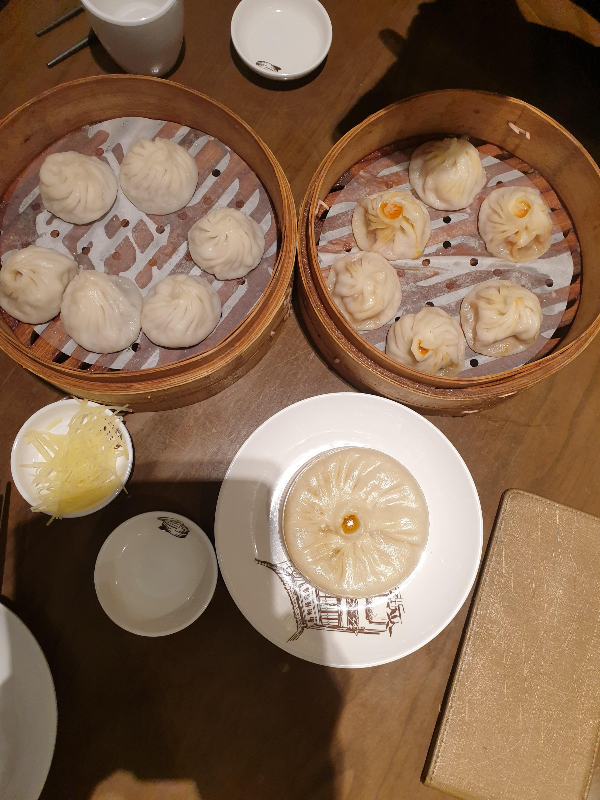 상단 오른쪽 사오롱바오와 상단 왼쪽 게살 매운 만두 그리고 아래 빨대 만두가 보인다.