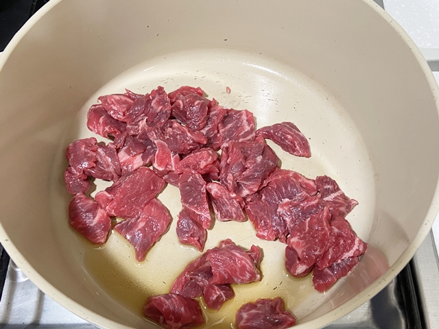 냄비에 참기름을 두르고 소고기를 볶는다