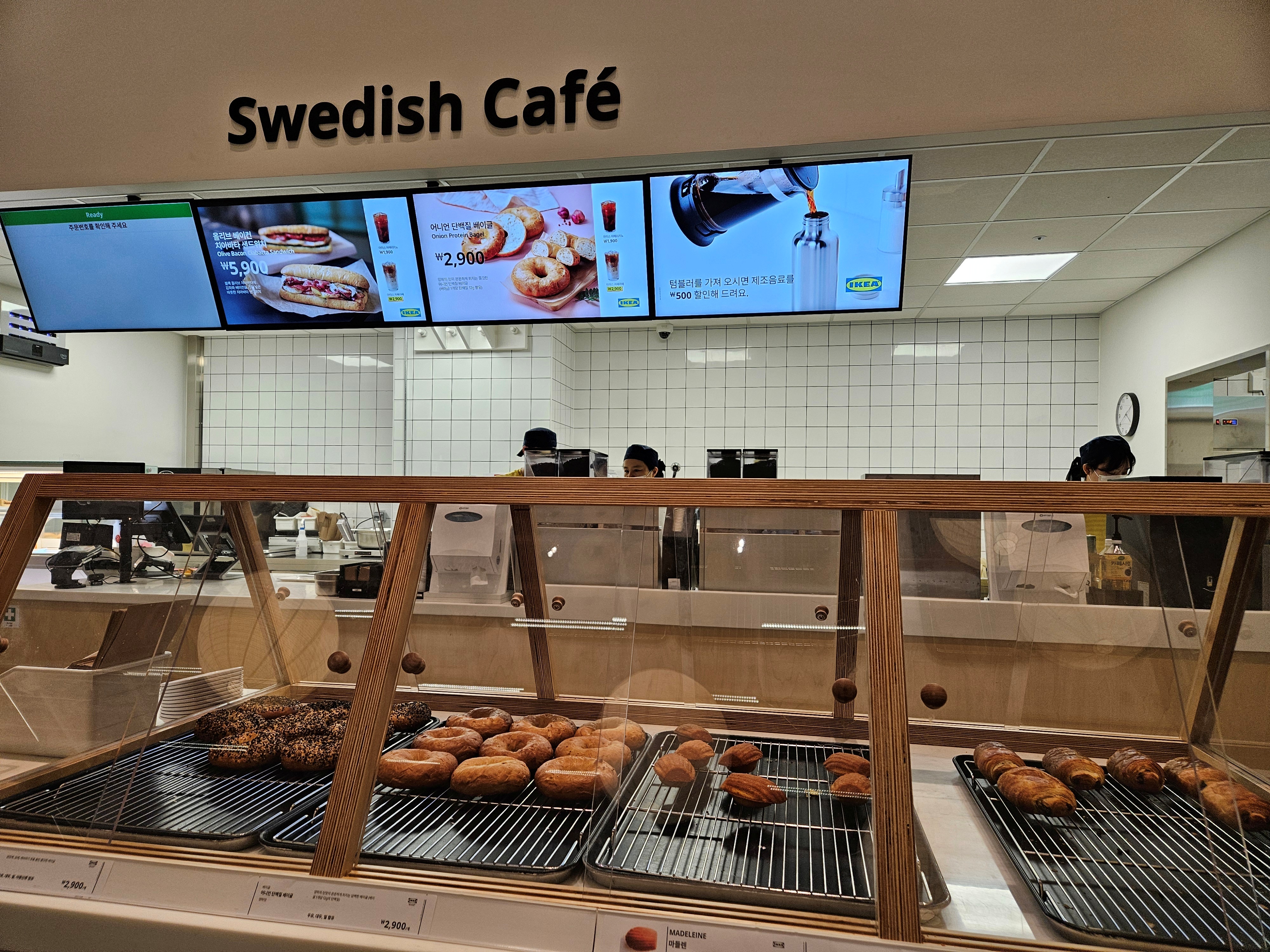이케아-스웨디시-카페-진열된-베이커리