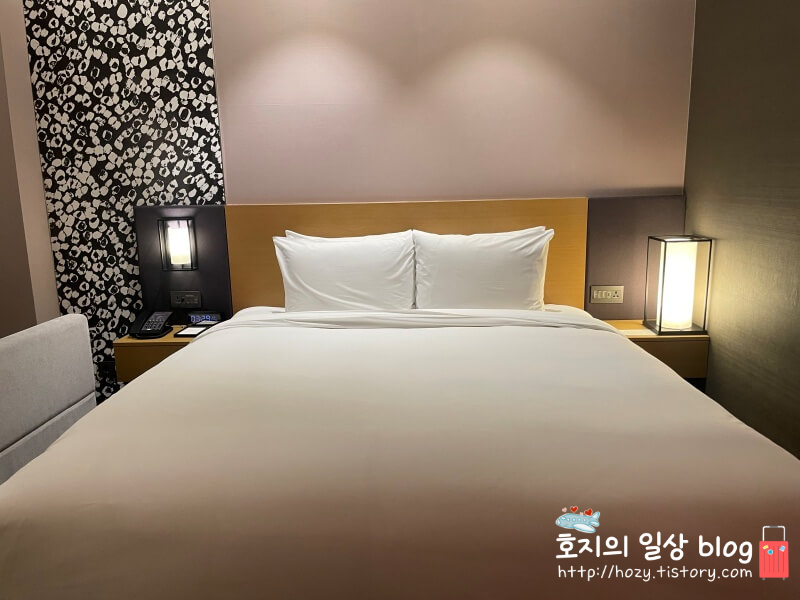 코트야드 메리어트 수원 게스트룸_킹침대