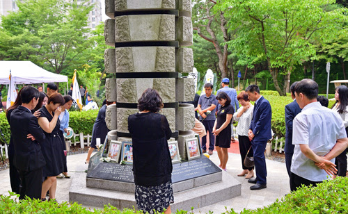 씨랜드 참사 추모비에서 추모중인 사람들