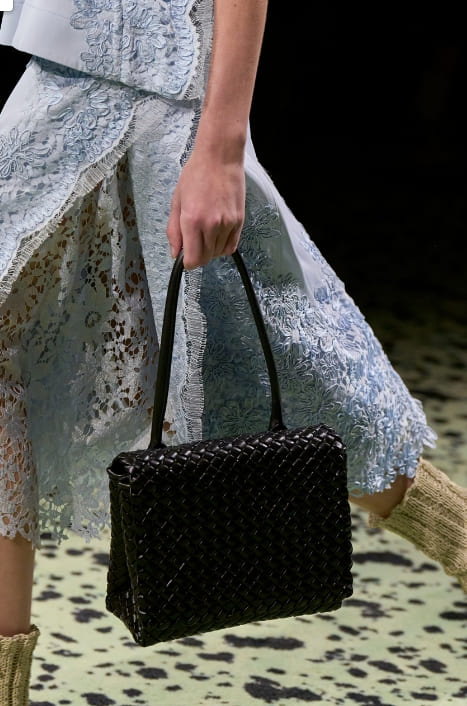 양말인 줄 알았더니 신발? VIDEO: Take a Closer Look at Bottega Veneta's Winter 2023 Collection