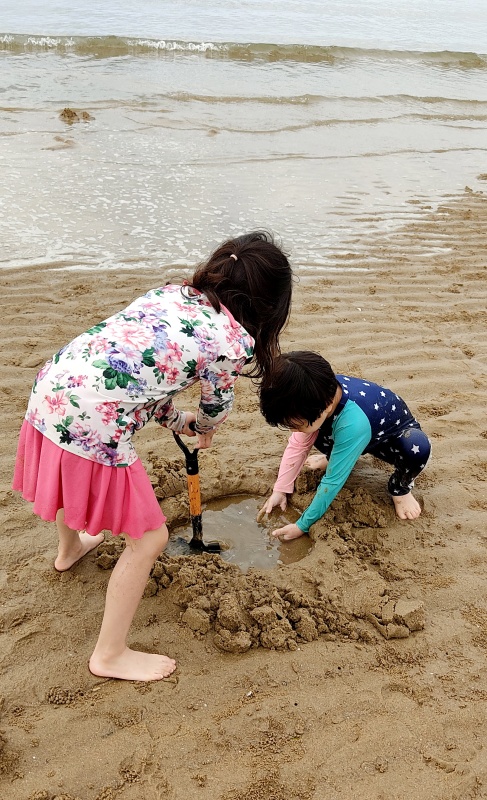 좀더 먼곳에 다시 만들어보지만 점점다가오는 파도