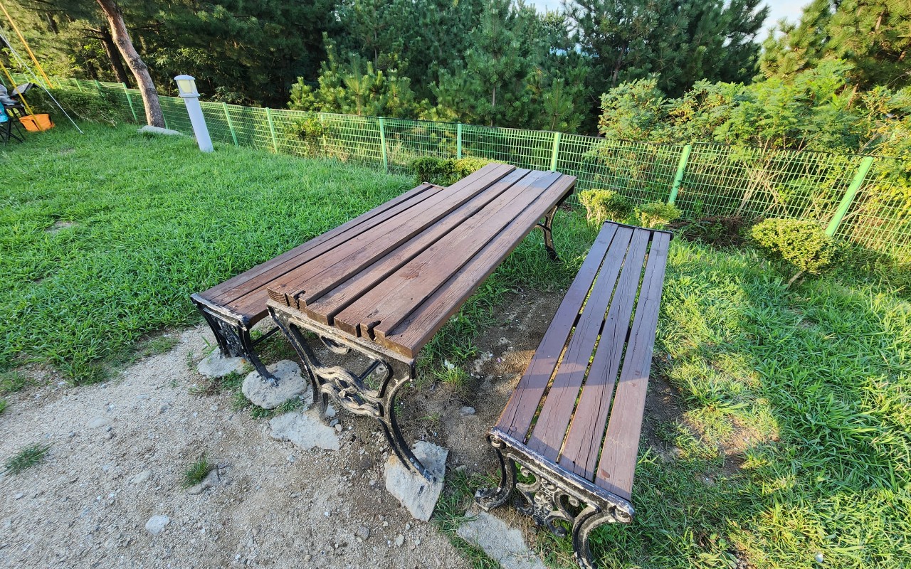 캠핑장 통나무집 야외테이블