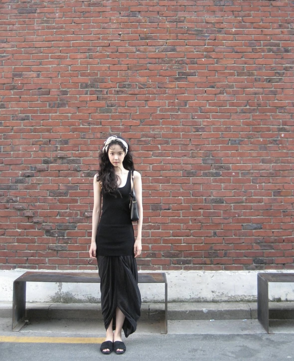 크리미한 스카프, 실루엣 드레스, 슬라이드 슈즈로 완성하는 여름의 미니멀 감성 관련 사진