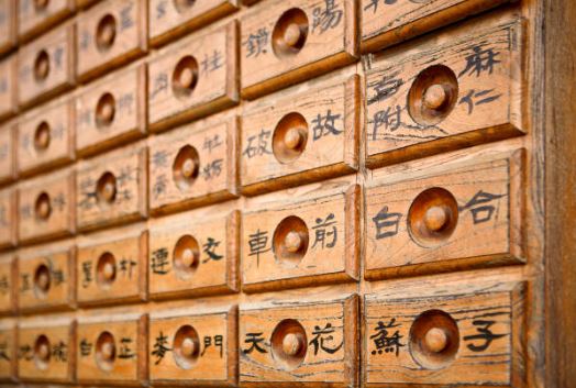 한의원에서 약재를 넣어 두는 서랍장 사진