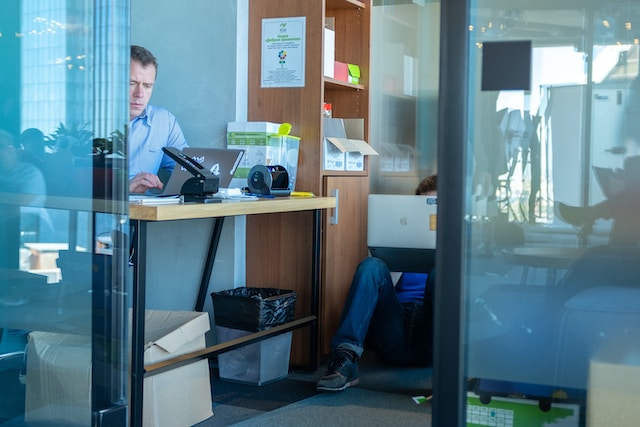 월급을 받기 위해 열심히 일하는 사람들의 모습