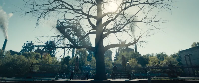 나무에 목메고 교수형 당하고 있는 헝거게임: 노래하는 새와 뱀의 발라드 영화 장면