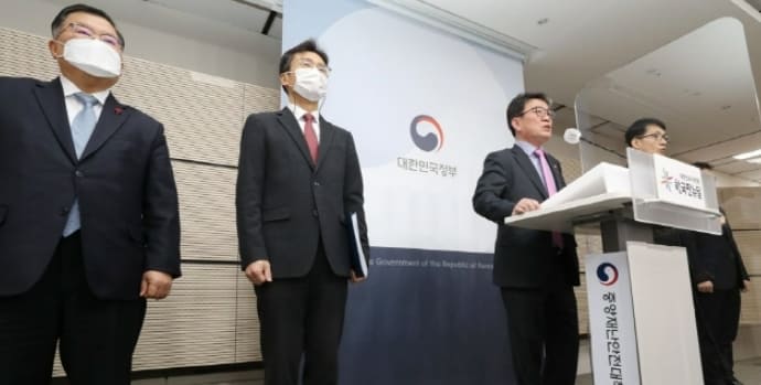 점점 강해지는 막무가내 방역패스....왜?