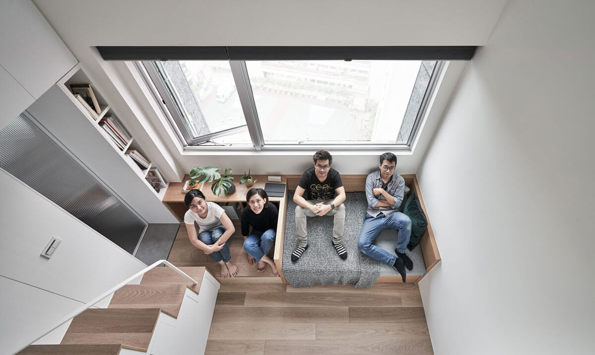 복층-1층-거실을-내려다보고있음-거실엔-4명의-사람이-쳐다보고있음