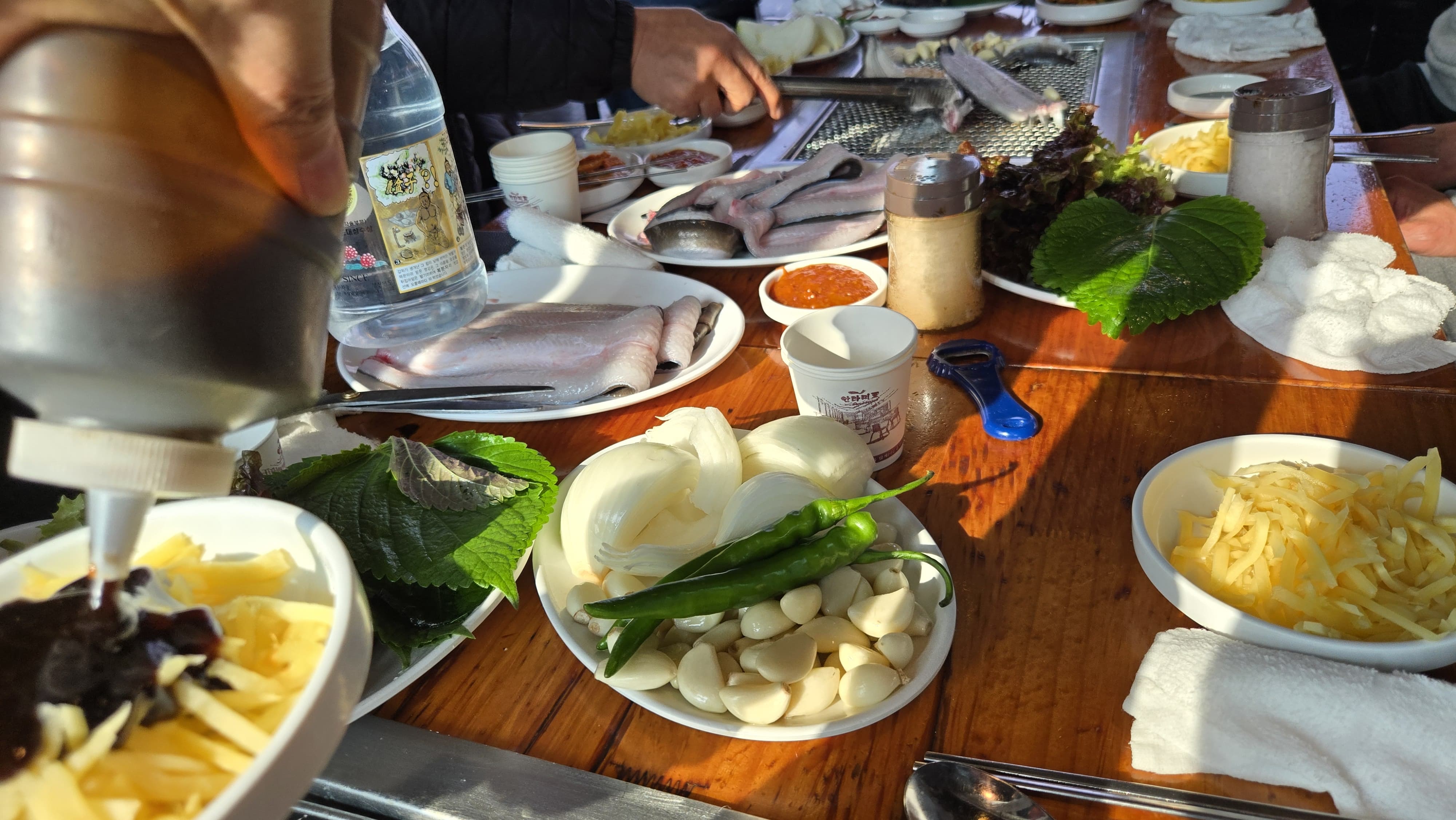 셀프바에서 가져온 양념과 야채 &mdash; 장어를 더 맛있게 만들어 주는 구성들
