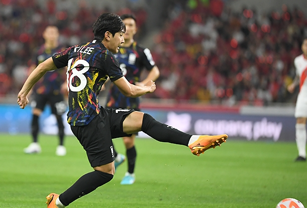 쿠팡 플레이 축구 관련 사진입니다.