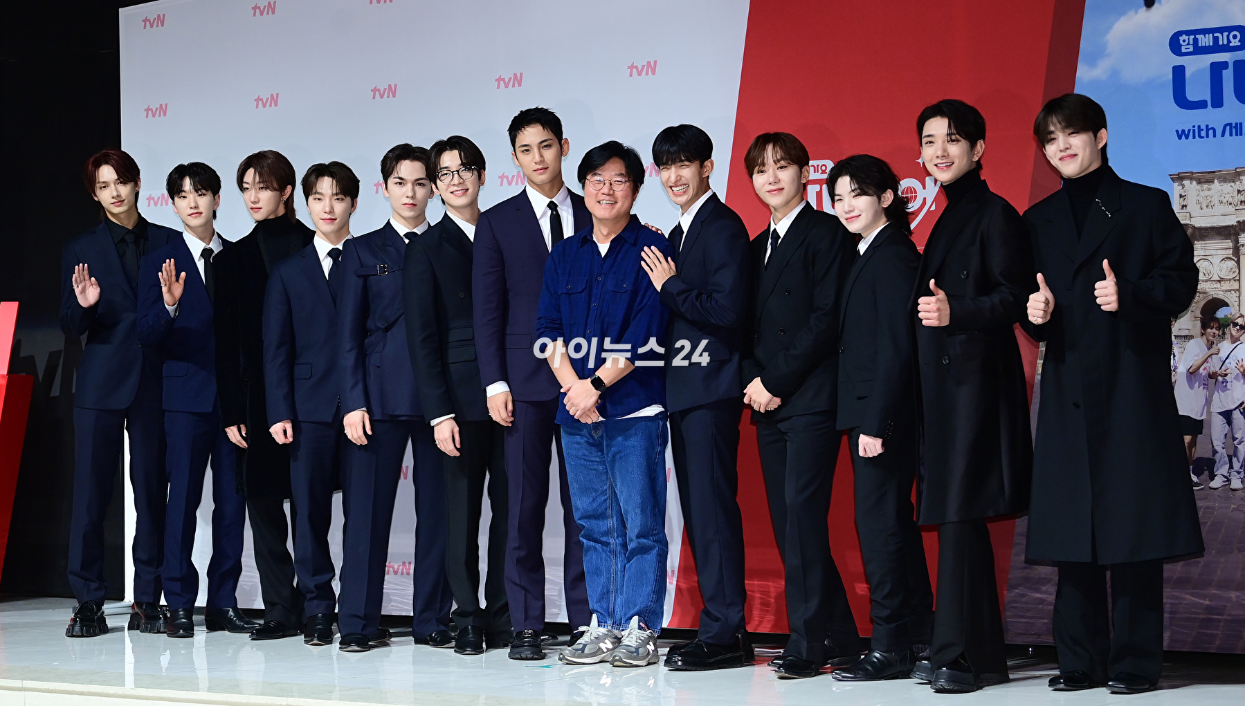 그룹 세븐틴(SEVENTEEN)과 나영석 PD가 3일 오후 서울 논현동 엘리에나 호텔에서 열린 tvN '나나투어 with 세븐틴'(연출 나영석) 제작발표회에 참석하고 있다. [사진=정소희 기자]