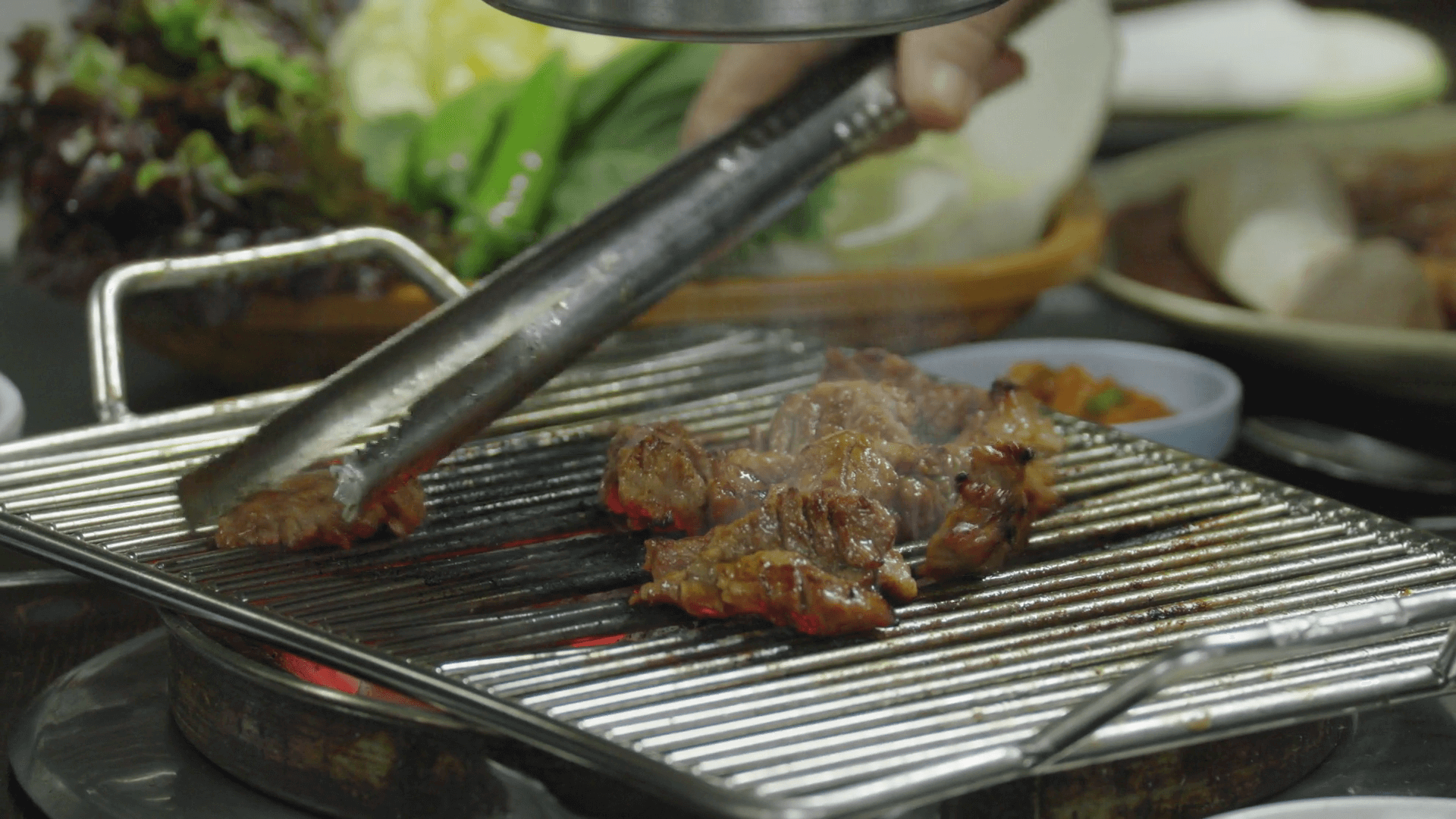 넷플릭스 예능 '미치맛집' 7화 - 돼지갈비 굽는 장면