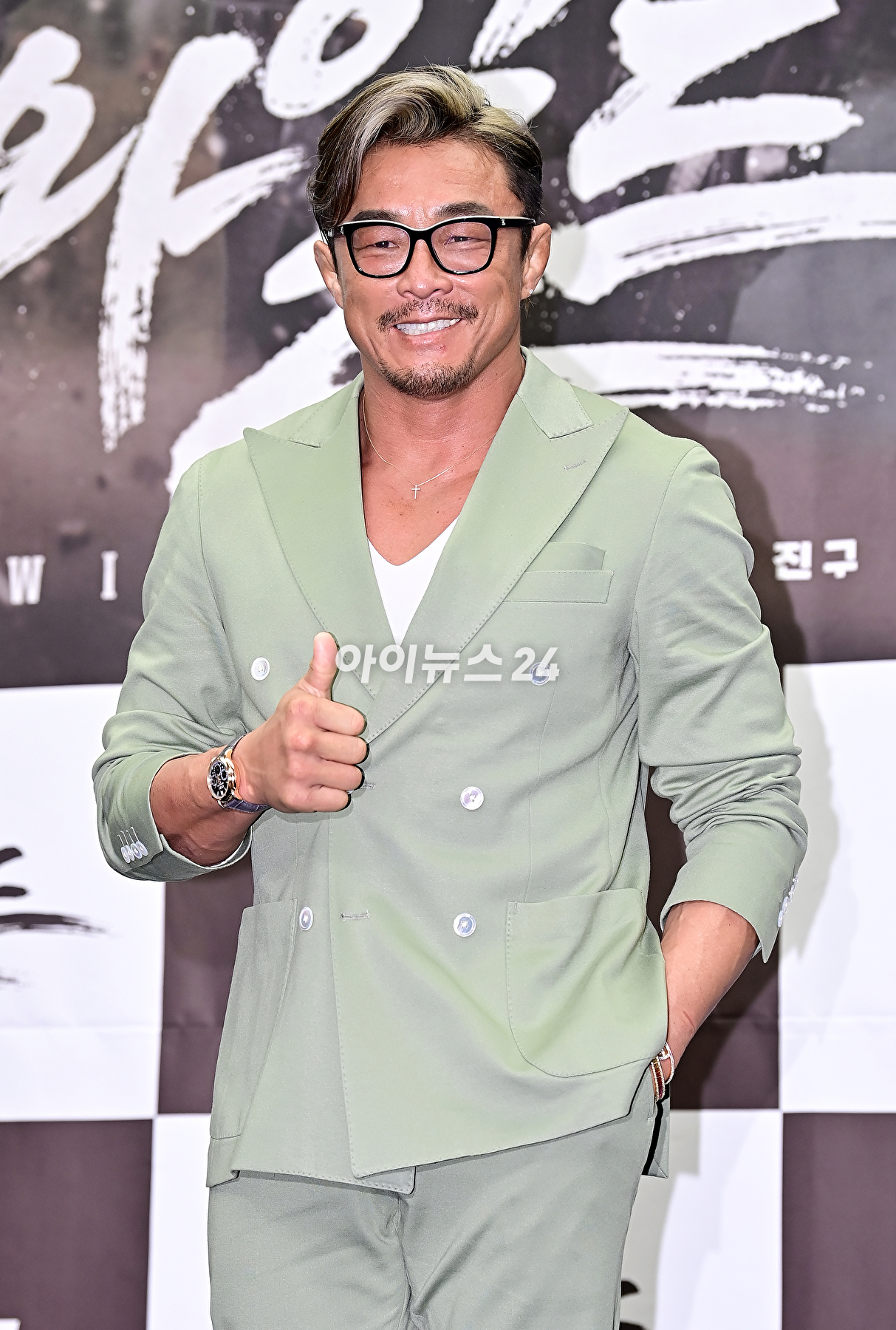 방송인 추성훈이 3일 오전 서울 상암동 스탠포드 호텔에서 진행된 MBN 새 예능 '더 와일드(THE WILD)'제작발표회에서 기념 촬영을 하고 있다. [사진=곽영래 기자]