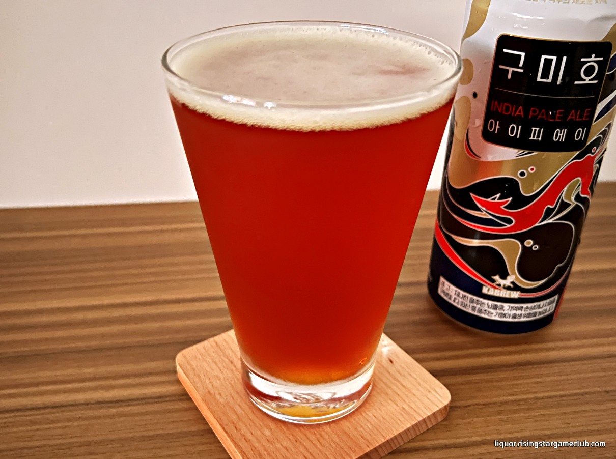 구미호 IPA의 진한 호박색을 강조한 사진